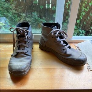 Stylish Women's Gray Boots